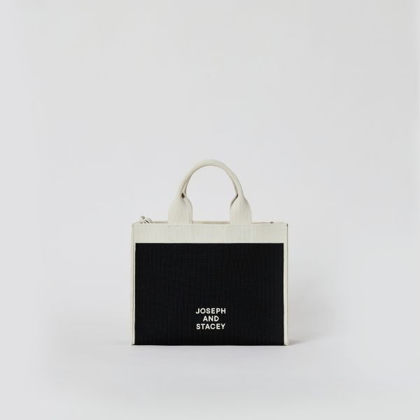 ラッキープリーツニットラティスニットトートバッグ(M) フレームホワイトオンブラック