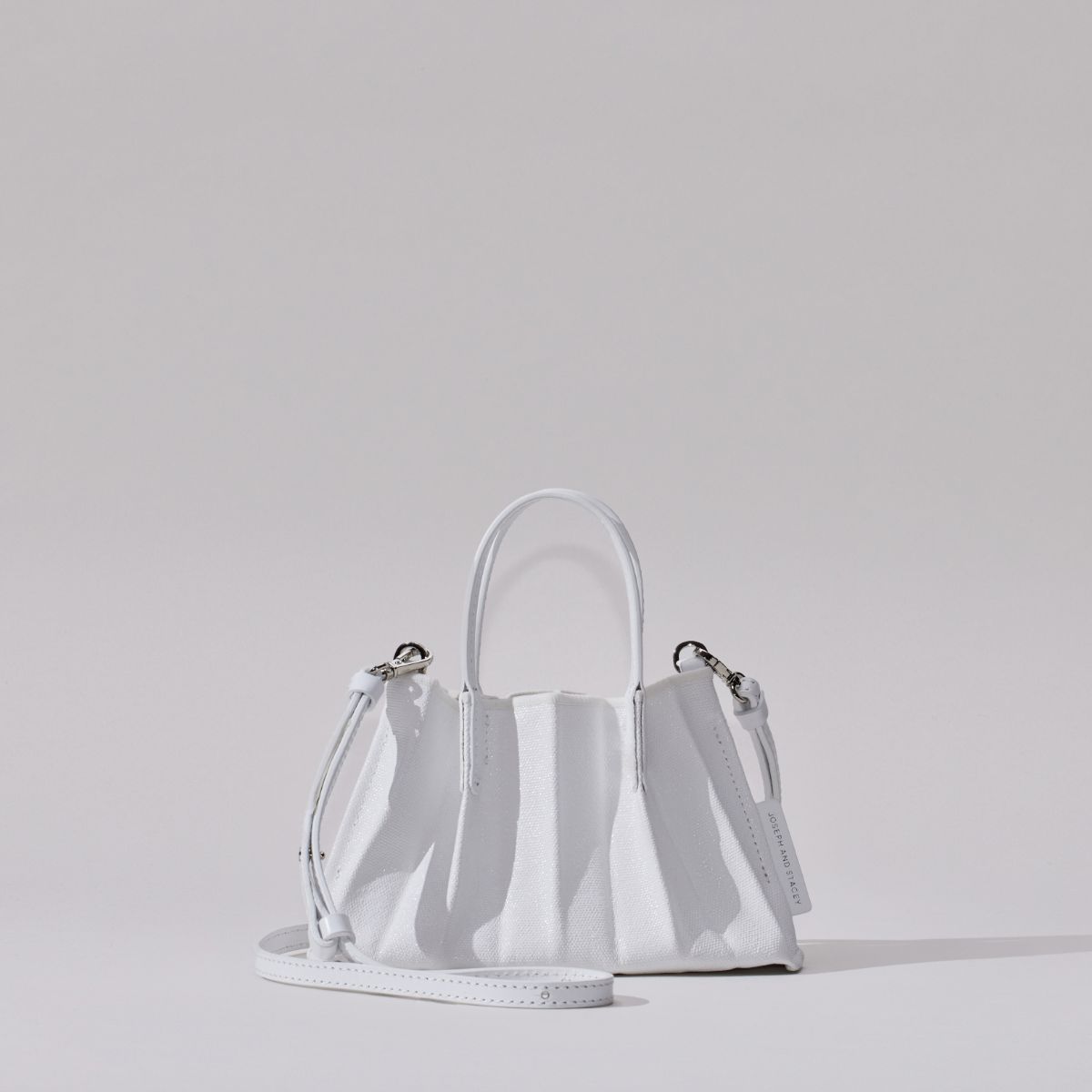 ラッキープリーツキャンバスコーテッドベビーバッグ ホワイト