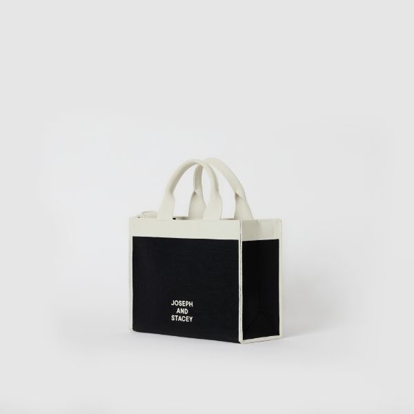 ラッキープリーツニットラティスニットトートバッグ(M) フレームホワイトオンブラック