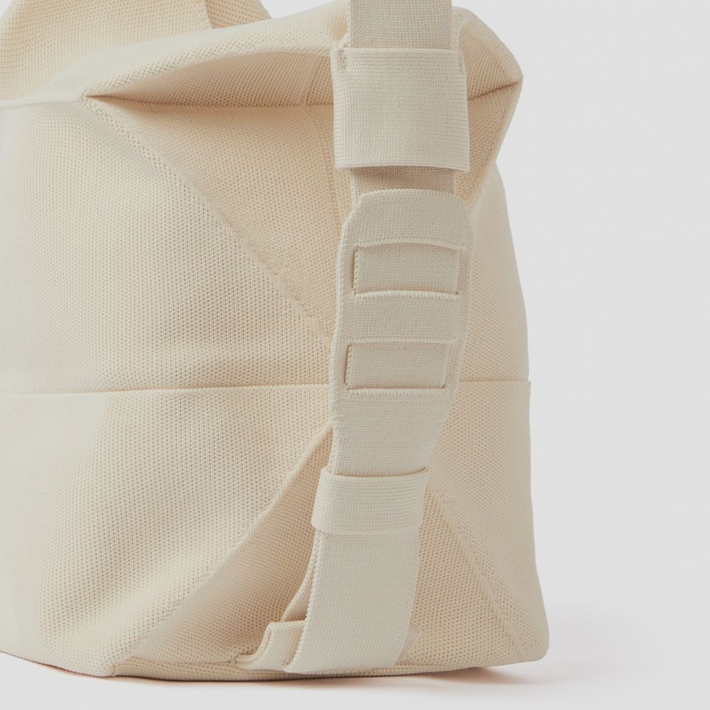 ラッキープリーツニット オフシティーバケットスリング フォーミングホワイト