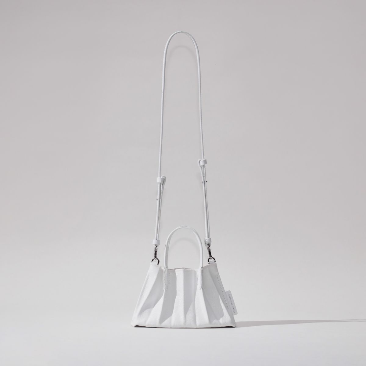 ラッキープリーツキャンバスコーテッドベビーバッグ ホワイト