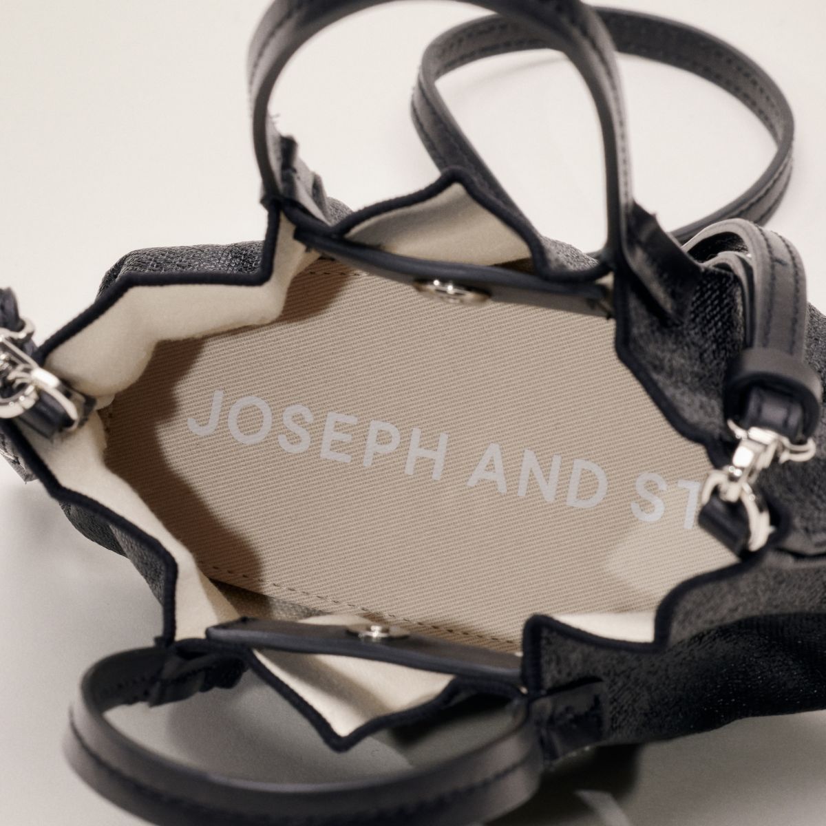 ラッキープリーツキャンバスコーテッドベビーバッグ マットブラック