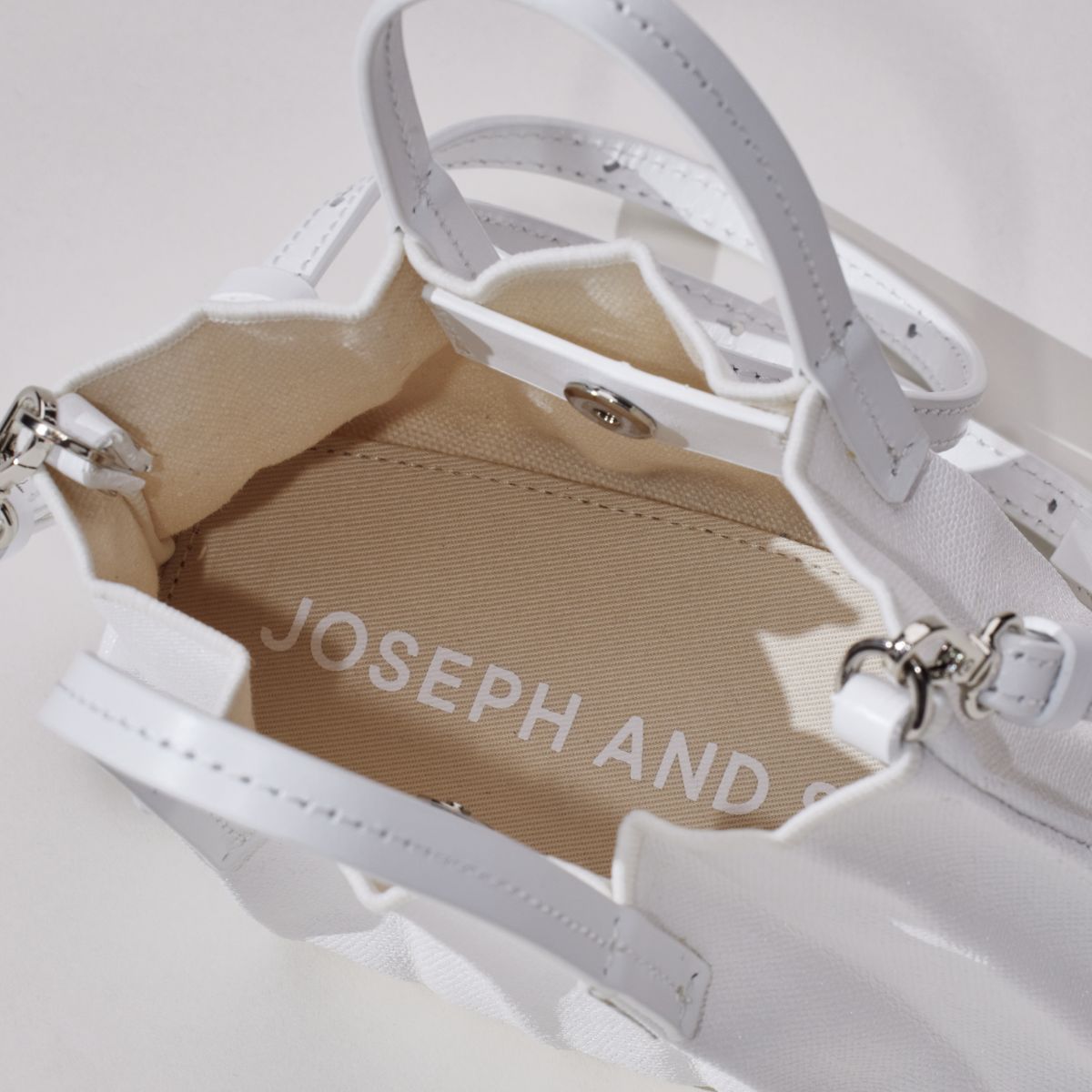 ラッキープリーツキャンバスコーテッドベビーバッグ ホワイト