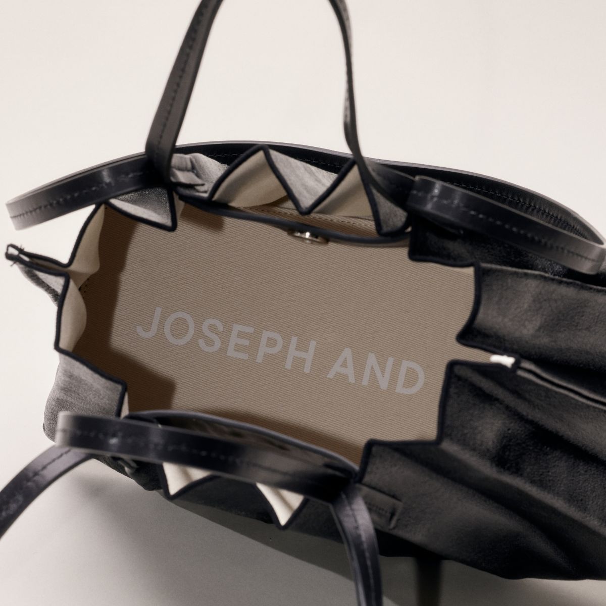 ラッキープリーツキャンバスコーテッド(S) マットブラック