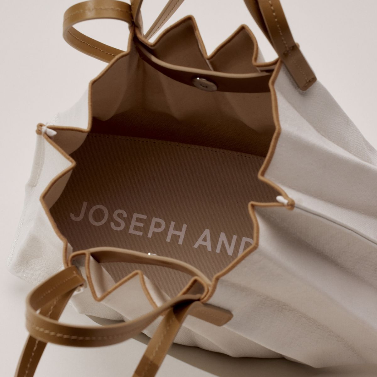 ラッキープリーツキャンバスコーテッド(S) ピーカンブラウン