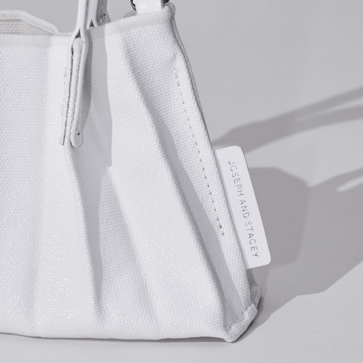 ラッキープリーツキャンバスコーテッドベビーバッグ ホワイト