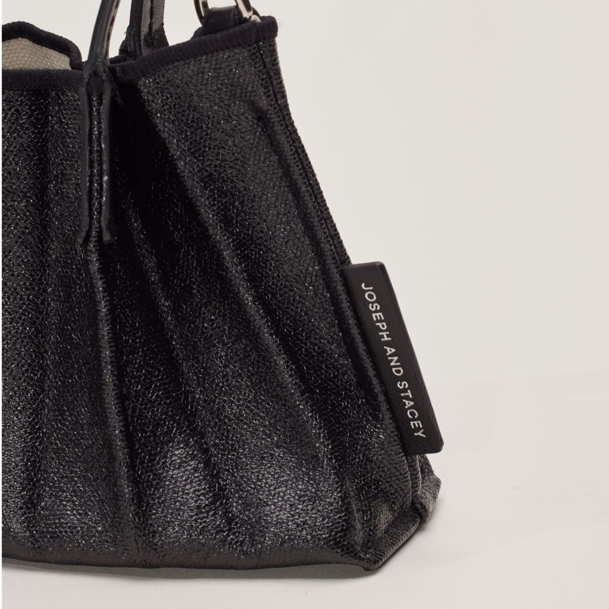 ラッキープリーツキャンバスコーテッドベビーバッグ マットブラック