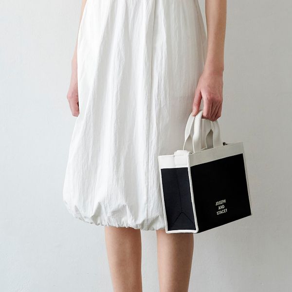 ラッキープリーツニットラティスニットトートバッグ(M) フレームホワイトオンブラック