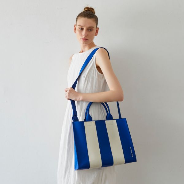ラッキープリーツニットラティスニットトートバッグ(L) ストライプアイボリーオンブルー