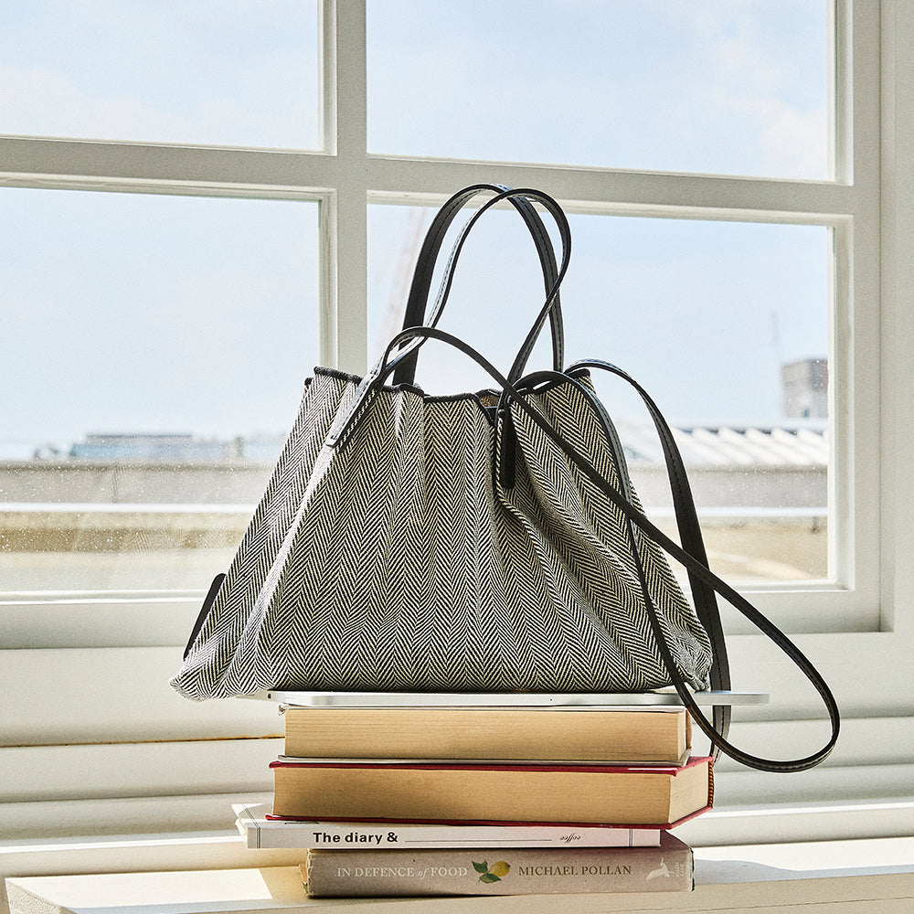 ラッキープリーツキャンバスリーフショッパー(S)ブラック