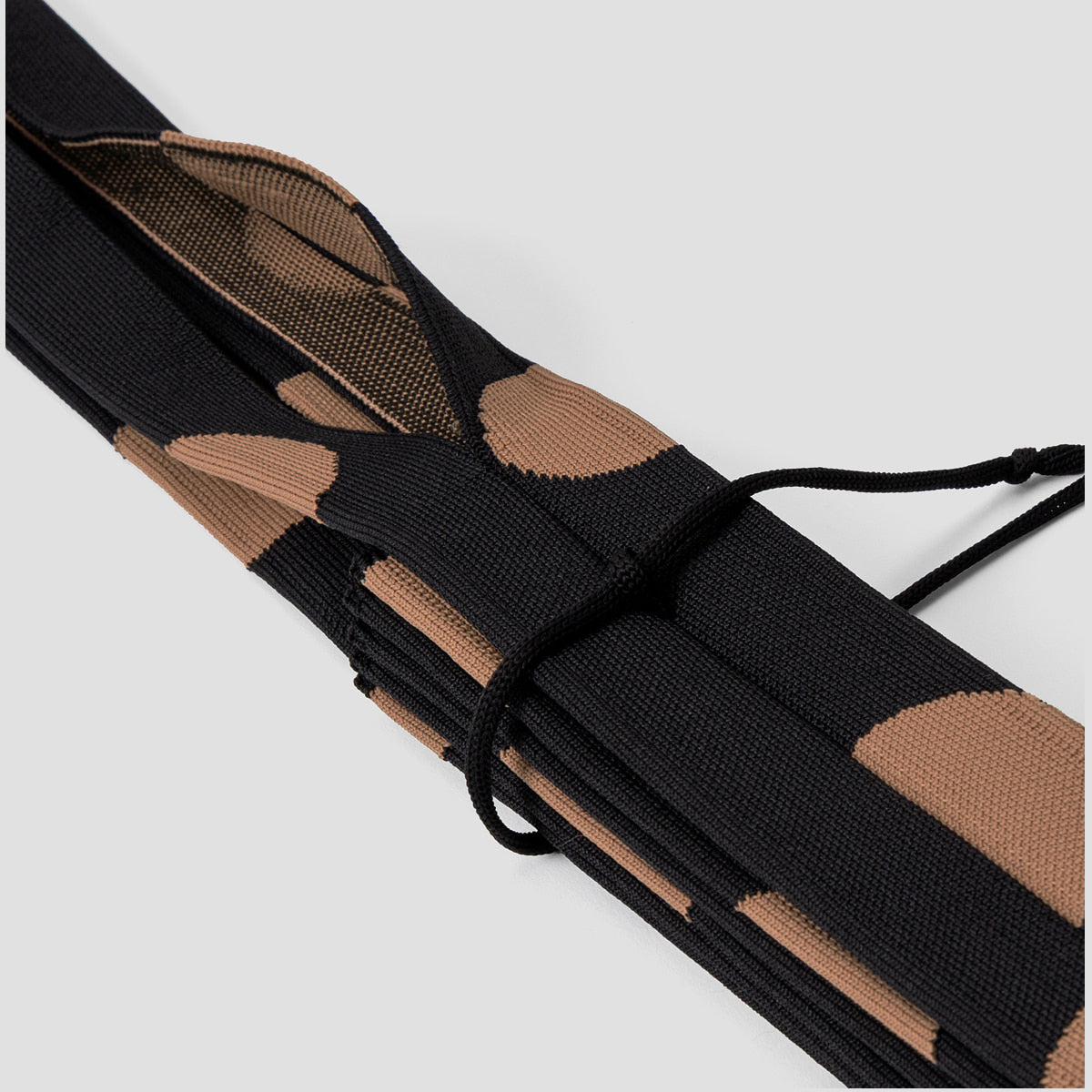 ラッキープリーツニット クロスボディ M ドット リッチブラック