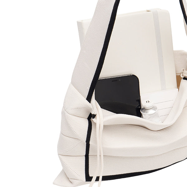 ラッキープリーツニットショルダー ラインドローイング クリームホワイト