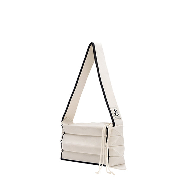 ラッキープリーツニットショルダー ラインドローイング クリームホワイト