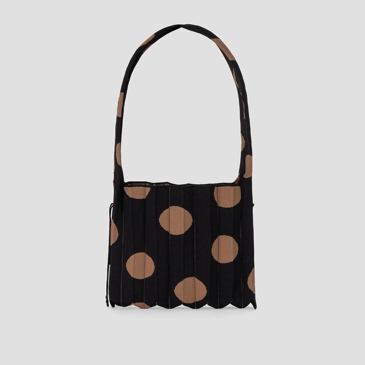 ラッキープリーツニット クロスボディ M ドット リッチブラック