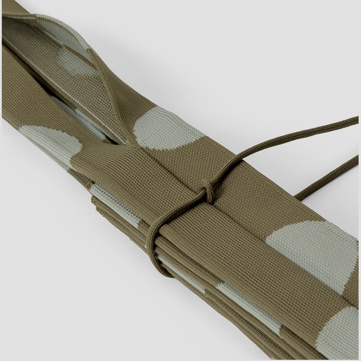 ラッキープリーツニット クロスボディ M ドット カーキオリーブ