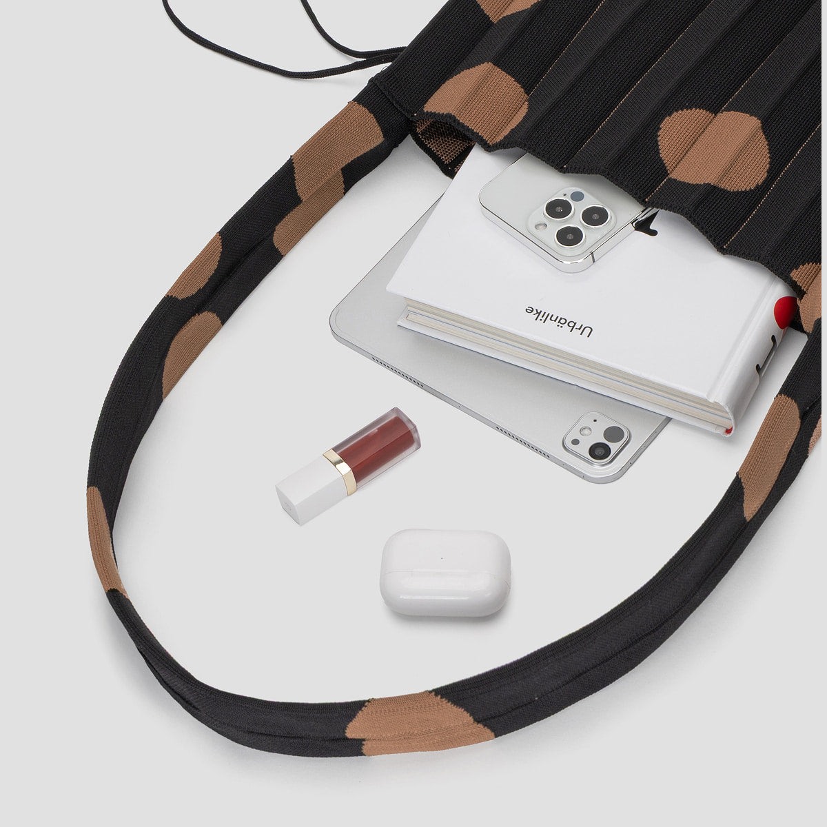 ラッキープリーツニット クロスボディ M ドット リッチブラック