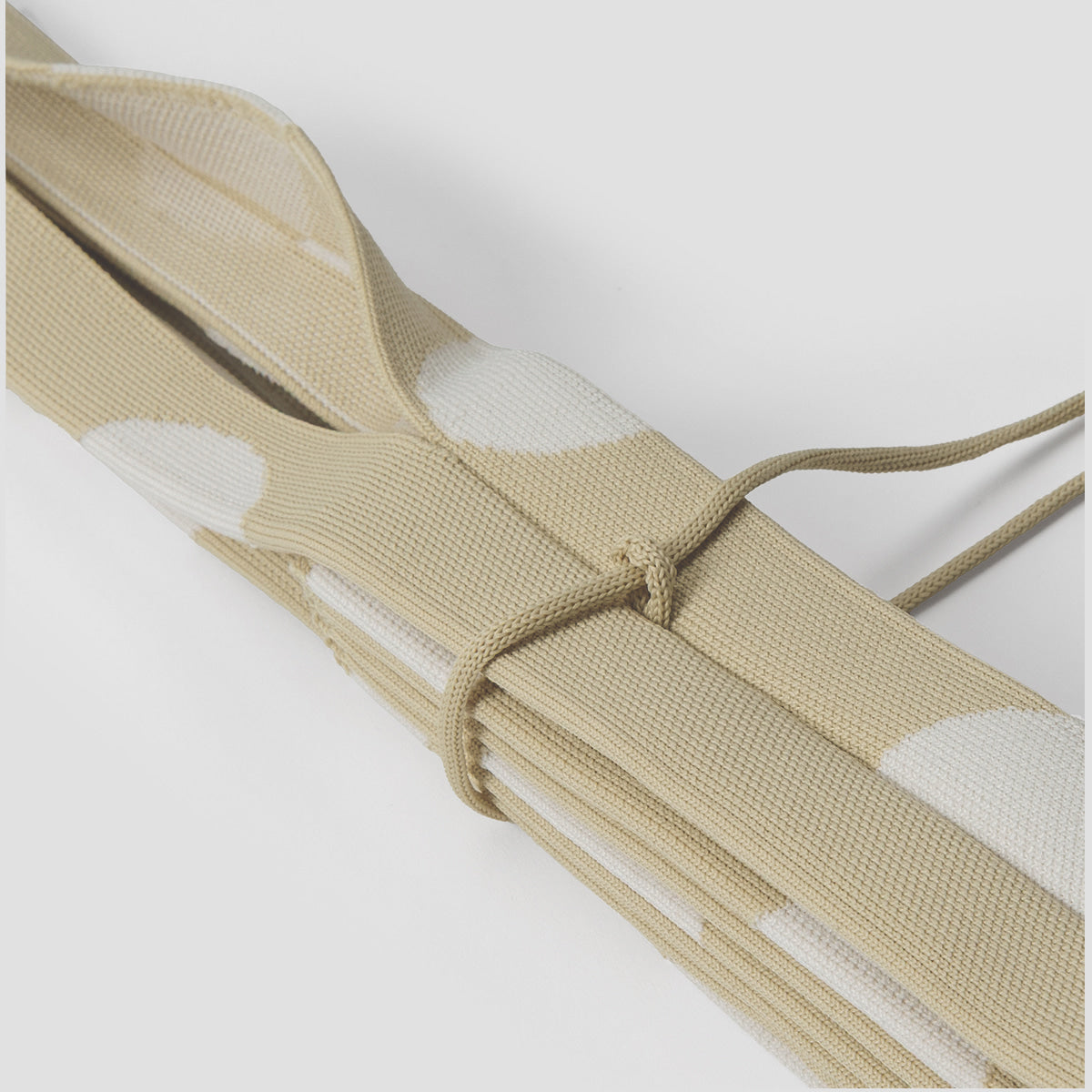 ラッキープリーツニット クロスボディ M ドット テンダーイエロー