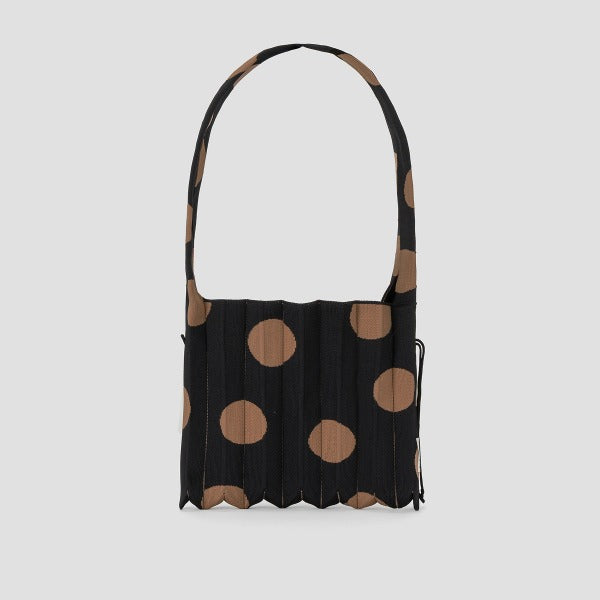 ラッキープリーツニット クロスボディ M ドット リッチブラック